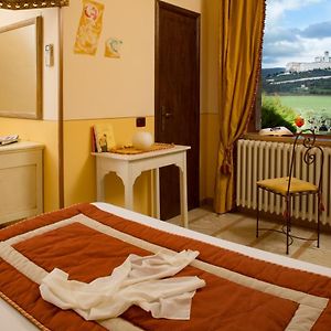 Camera con letto king size